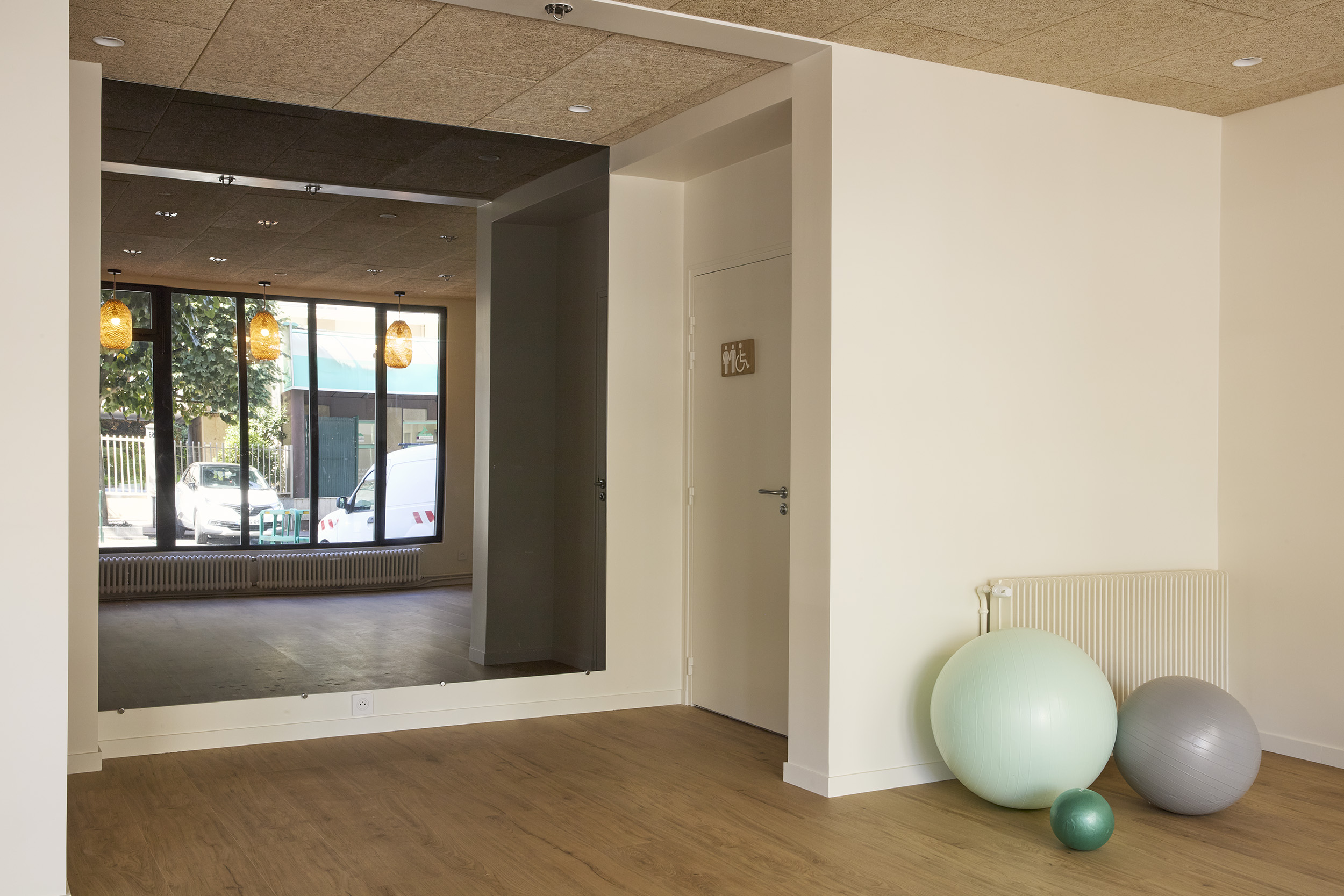 Le Salon de 40 metres carres avec parquet clair et miroir