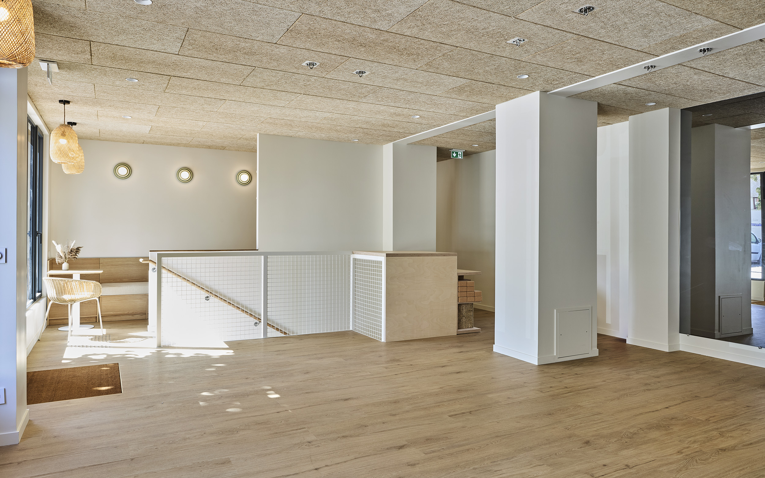 Le Salon de 40 metres carres avec miroir toute hauteur et lumiere naturelle
