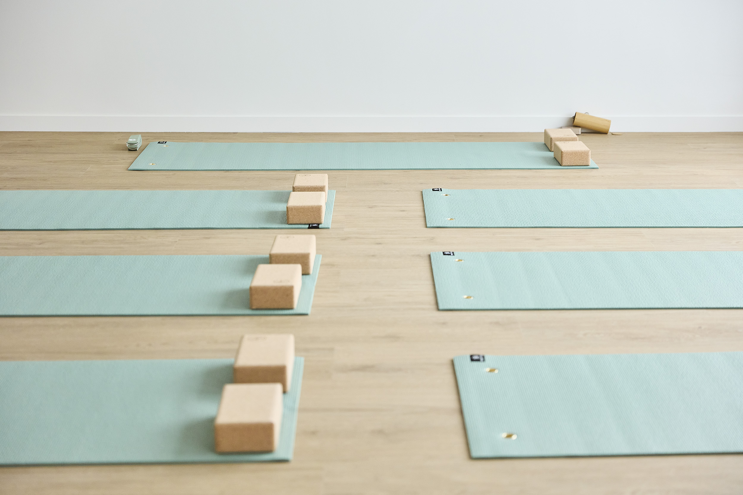 Le Salon en configuration atelier avec tapis et materiel