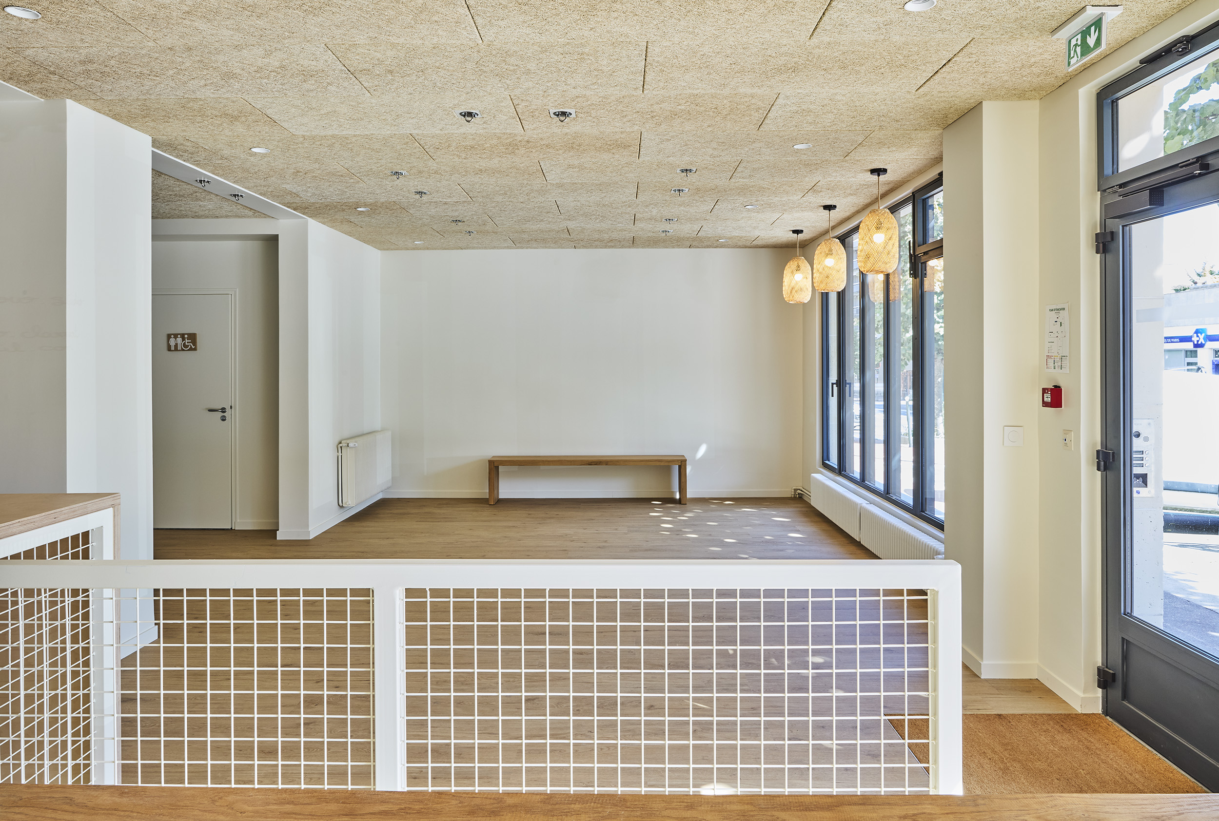 Le salon vue vers les toilettes